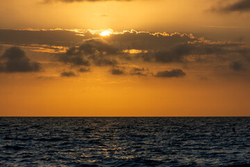 Zachodzące słońce nad morzem.