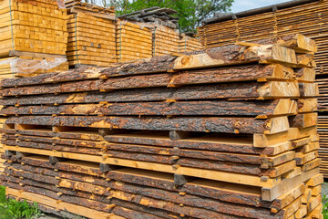 Deposito de madera al aire libre en el pueblo de Lasa, en la provincia de Bolzano en el norte de Italia


