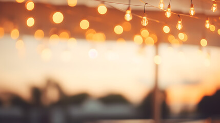 Obraz premium Lightbulbs during sunset with string lights decor in beach restaurant. Generative AI