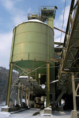 altes Kieswerk im Winter, Frost, Förderband, Bulldozer