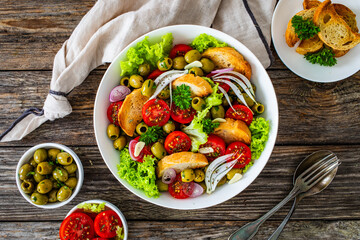 Bloody Mary panzanella salad on wooden table