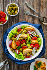 Bloody Mary panzanella salad on wooden table