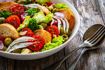 Bloody Mary panzanella salad on wooden table