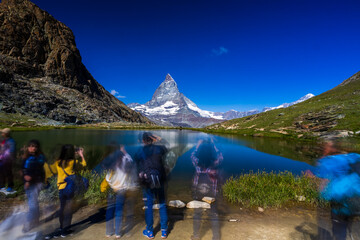 Das Materhorn (4478 m ü. M.) am Riffelsee in der Schweiz, wo er an der Wasseroberfläche...