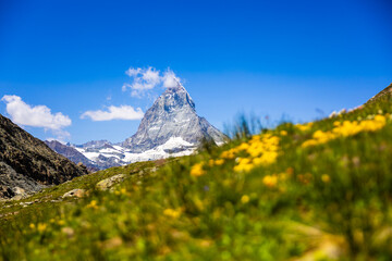 Das Materhorn (4478 m &uuml;. M.) am Riffelsee in der Schweiz, wo er an der Wasseroberfl&auml;che gespiegelt wird. Es ist einer der h&ouml;chsten Berge der Alpen einer der bekanntesten Berge der Welt.
