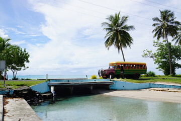 Bus am Meer mit Palme in der Südsee, Samoa