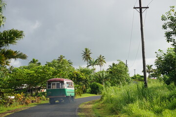 Bus auf Straße auf Samoa