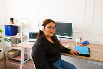 Obraz na płótnie Canvas Portrait of an obese female developer at her office desk