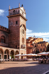 Torre dell’Orologio an der Piazza Erbe in der Altstadt von Mantua in der Lombardei, Italien