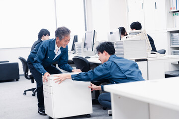 オフィス家具の運搬をする作業スタッフ