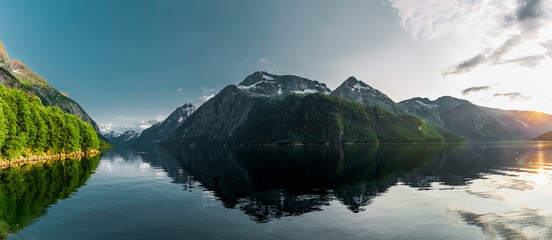 Wasserspiegelung an einem Fjord in Norwegen
