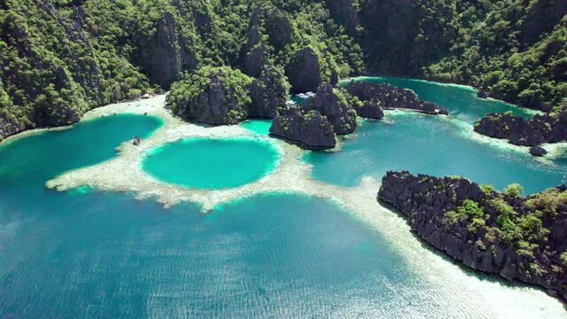 l'ile de Coron nous offre l'un des r&eacute;cifs coraliens les plus beau du monde. Sur mer et dans les air le spectacle est merveilleux. Une piscine naturelle de corail abritant des poissons en tout genre. 