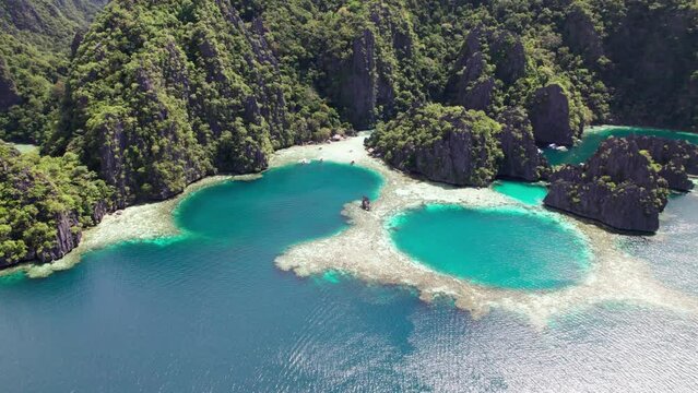 l'ile de Coron nous offre l'un des r&eacute;cifs coraliens les plus beau du monde. Sur mer et dans les air le spectacle est merveilleux. Une piscine naturelle de corail abritant des poissons en tout genre. 