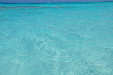 Fototapeta na wymiar Magische Türkis: Die atemberaubende Nahaufnahme des türkisen Wassers der Bahamas