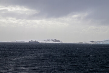 Fototapeta premium Sailing the Lemaire Chanel Antartic Peninsula