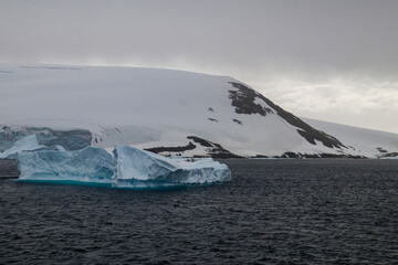 Fototapeta na wymiar Sailing the Lemaire Chanel Antartic Peninsula
