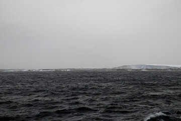 Sailing the Lemaire Chanel Antartic Peninsula
