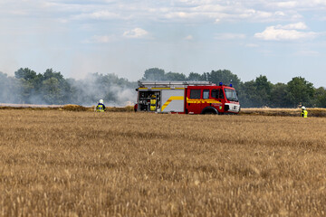 Fototapeta premium Feldbrand im Sommer durch starke Trockenheit