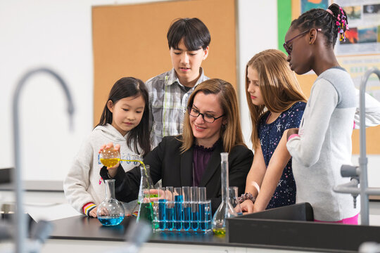 The teacher counselling pupils do science experiments