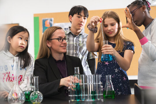 The teacher counselling pupils do science experiments
