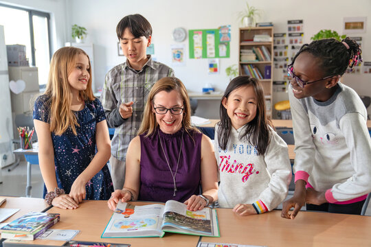The teacher counselling pupils learning in the classroom