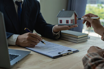 real estate agent Hand over the sample house to the customer and enter into a home insurance contract. Presenting a home loan, signing a home purchase agreement with a property approval request form