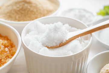 スプーンですくう白砂糖