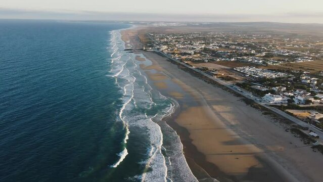 Toma a&eacute;rea en 4k de playa paradisiaca en el palmar al amanecer 