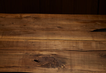 Mesa de madera oscura con fondo oscuro