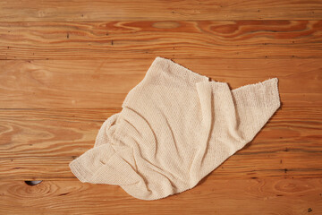 Tabla de madera pino con servilleta de tela