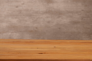 Tabla de madera rústica clara con fondo gris
