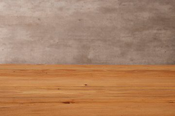 mesa de madera tipo pino con fondo gris