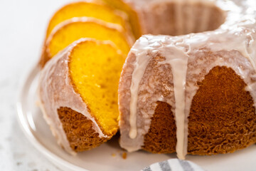 Simple vanilla bundt cake from box cake