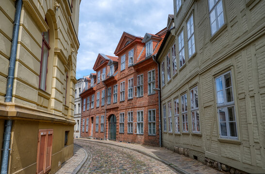 Historische Stra&szlig;e in der Altstadt von Schwerin