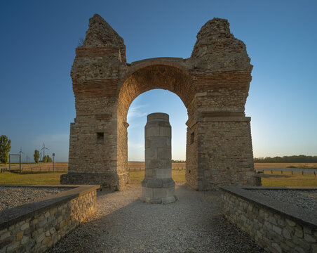 Heidentor in Petronell Carnuntum an einem Sonnenuntergang