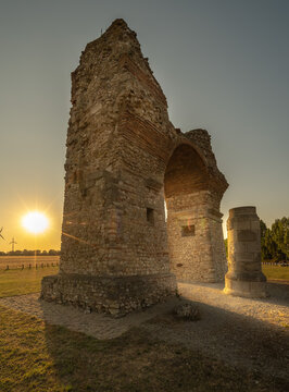 Heidentor in Petronell Carnuntum an einem Sonnenuntergang