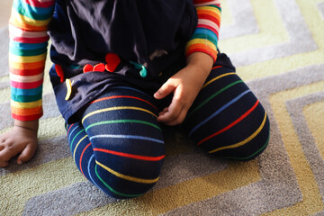 Fototapeta na wymiar child sitting W posture on the floor .