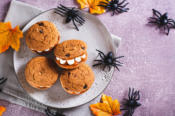 Gingerbread cookies with marshmallow teeth on a halloween plate top view