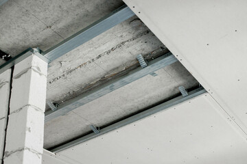 Structure with profiles and plasterboard for installation of suspended ceiling