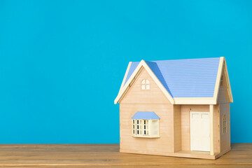Obraz na płótnie Canvas Model of house on wooden table