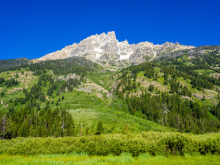 Obraz premium Peaks of Grand Teton Range during summer sunny weather