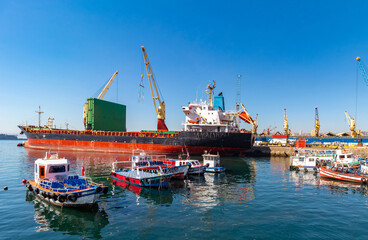 Fototapeta premium cargo ship in port Vina del Mar, Valparaiso, Chile