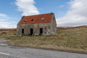 Fototapeta na wymiar Old abandoned house in a Scottish glen