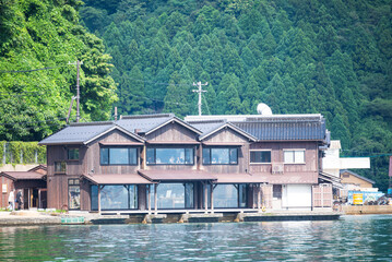 日本の京都府伊根町の伊根の舟屋の風景。遠い子供時代を思い起こす懐かしい街並みが広がっています。