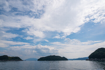 Plakat 京都府伊根町の伊根湾の風景。日本の田舎らしいのどかな風景です。