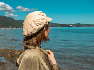 【旅行】夏の青空と透き通った海をみる女性　後ろ姿
