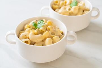 macaroni and cheese with herbs