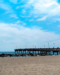 Obraz na płótnie Canvas pier on the beach