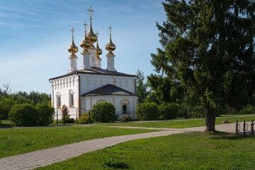 View of the Church of the Entrance of the Lord to Jerusalem (Entrance-Jerusalem Church) on a sunny summer day, Suzdal, Vladimir region, Russia - obrazy, fototapety, plakaty