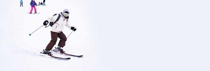 スキー場 で スキー を楽しむ  女性 スキーヤー 【 ウインター スポーツ の イメージ 】
